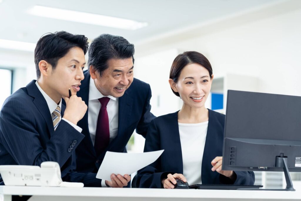 即速ファクタリングと共におすすめのファクタリング会社5選を見て協議中の3人